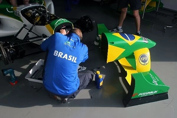 A1 Grand Prix: A1 Team Brazil mechanic: A1 Grand Prix, Rd6, Practice, Dubai Autodrome, UAE, 9 December 2005