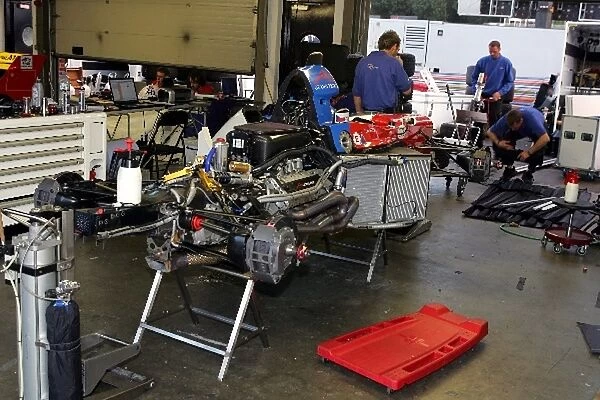 A1 Grand Prix: Mechanics dismantle the A1GP of Jan Charouz A1 Team Czech Republic