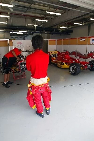 A1 Grand Prix: Qinghua Ma A1 Team China watches his mechanics set up his car