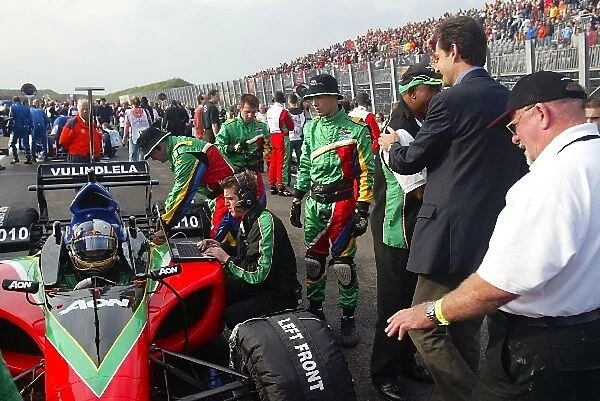 A1GP: Adrian Zaugg A1 Team South Africa and Tokyo Sexwale A1 Team South Africa Seat-Holder on the grid