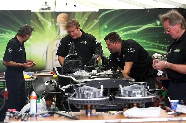 American Le Mans Series: Patron Highcroft mechanics work on rebuilding the Acura ARX-02a from a new tub following the huge crash of Scott Sharp