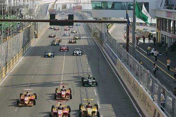 Asian Formula Renault Challenge: The start of the race. Bruno Senna Shangsia FRD GT Tires Team