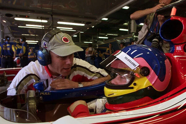 AUSTRALIAN GRAND PRIX, MELBOURNE FRIDAY 5TH MARCH 1999 1ST PRACTICE SESSION JACQUES VILLENEUVE WAITS TO PRACTICE THE BRITISH AMERICAN RACING SUPERTEC 01 FOR HIS FIRST LAPS OF THE ALBERT PARK TRACK