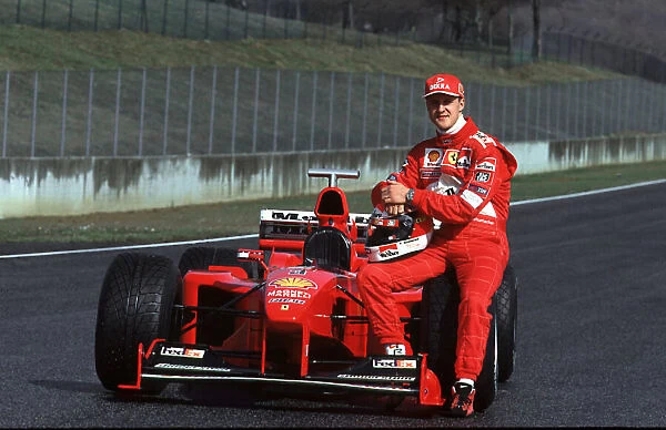 Autodromo Mugello 25  /  2  /  99 M. Schumacher posa seduto su unA ruota della nuova Ferrari