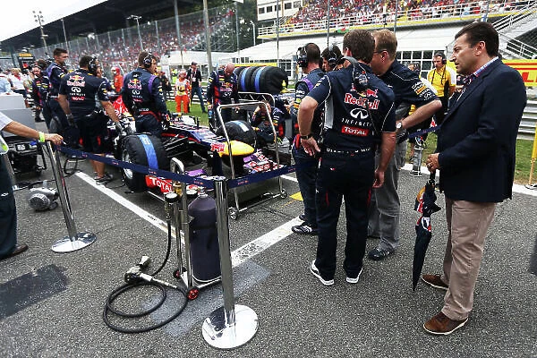 Autodromo Nazionale di Monza, Monza, Italy. 8th September 2013. Christian Horner, Team Principal, Red Bull Racing, oversees the Red Bull mechanics on the grid. World Copyright: Andy Hone / LAT Photographic. ref: Digital Image HONZ0322