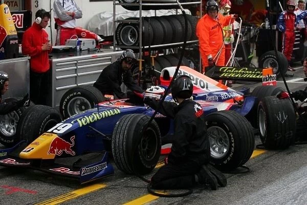 GP2. Borja Garcia (ESP) Racing Engineering makes a pit stop.