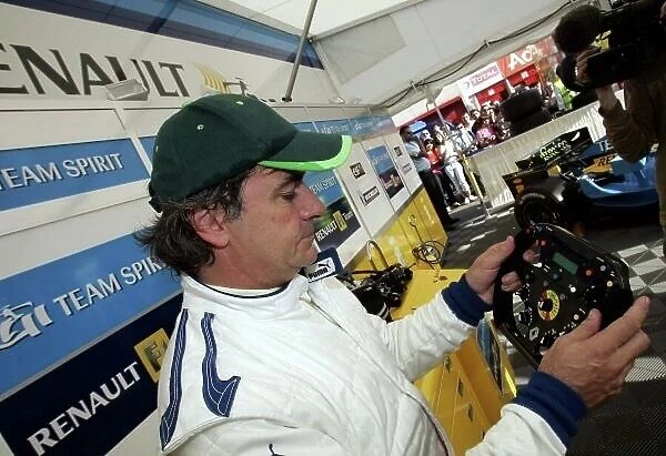Carlos Sainz Demonstrates Renault R25