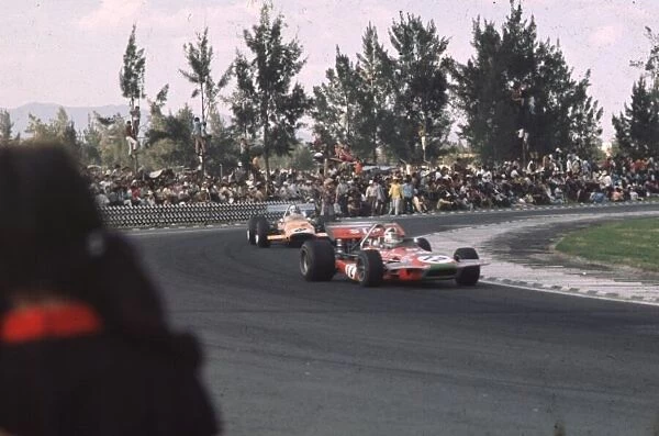 Cris Amon heads Denny Hulme Mexican Grand Prix, Mexico City 25 Oct 1970 World ©LA