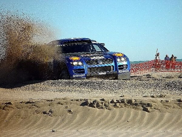 Dakar Rally: Jutta Kleinschmidt  /  Fabrizia Pons VW Toureg kicks up the sand