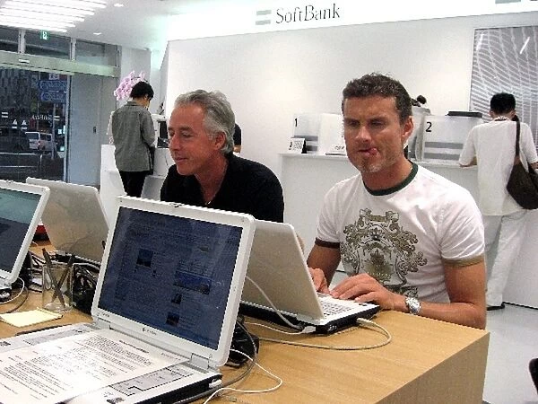David Coulthard in Japan: L-R: Keith Sutton CEO Sutton Motorsport Images and David Coulthard, Red Bull, in an internet cafe