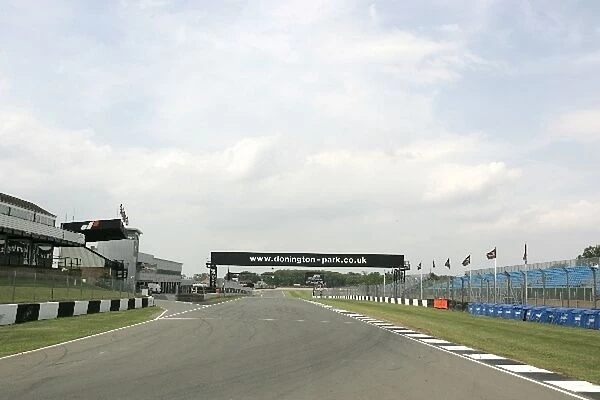 Donington Park Track Feature: The pitstraight