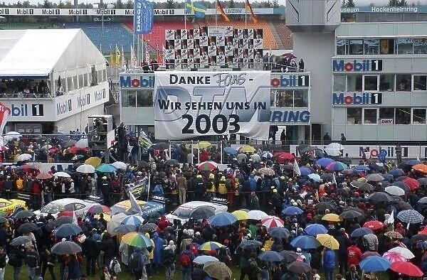 DTM Championship 2002, Round 10 - Hockenheimring, Germany, 6 October 2002 - DTM Championship 2002, Round 10 - Hockenheimring, Germany, 6 October 2002 - Drivers and teams thank the fans by unfolding a big banner with the message 'Thanks fans