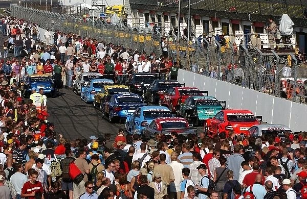DTM: Fans gather around the DTM cars on the start  /  finish straight