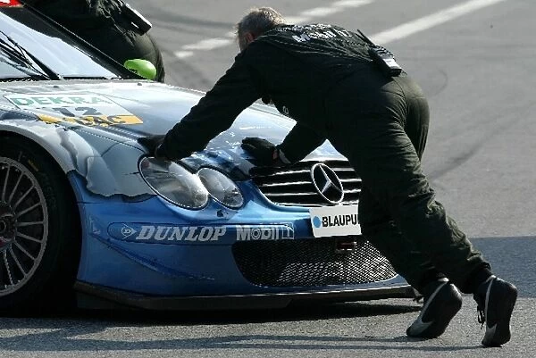 DTM: Mechanics push the car of Bernd Mayl├ñnder, Original-Teile AMG-Mercedes, Mercedes-Benz CLK-DTM, back into the pits. DTM Championship, Rd 8