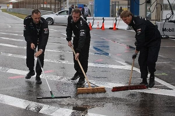 DTM: Mechanics sweep the rain away before Free Practice begins