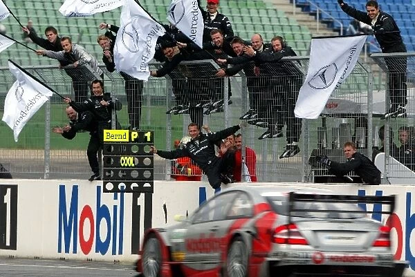 DTM: The Mercedes team celebrate Bernd Schniders win, Mercedes CLK DTM