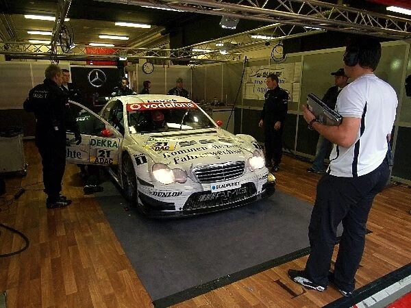 DTM: Pit garage of Mathias Lauda Junge Gebrauchte AMG Mercedes C-Klasse 04