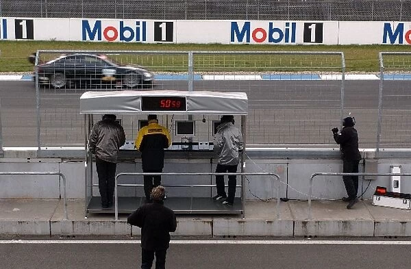 DTM Testing: Christijan Albers, Team Service 24H AMG-Mercedes, Mercedes-Benz CLK-DTM, passes his pit crew