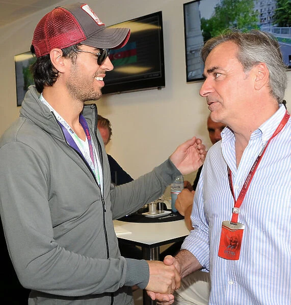 F1. Enrique Iglesias (ES) con Carlos Sainz (ES) G.P