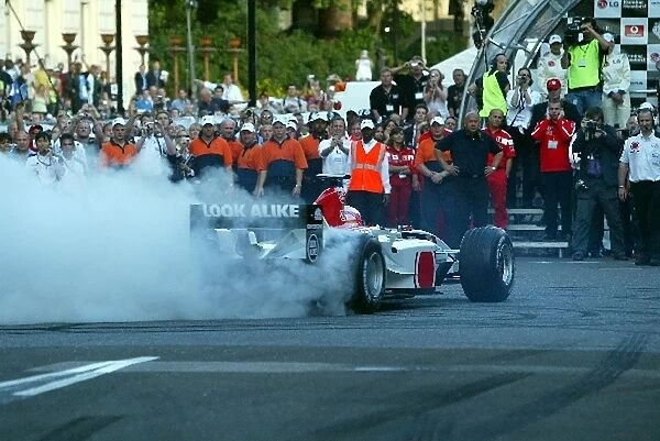 F1 Regent Street Parade: Jenson Button BAR does a burn out