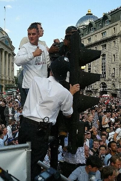 F1 Regent Street Parade: London Police sort out some trouble makers