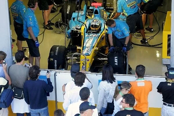 F1 Testing: Fans crowd around Fernando Alonso Renault R26
