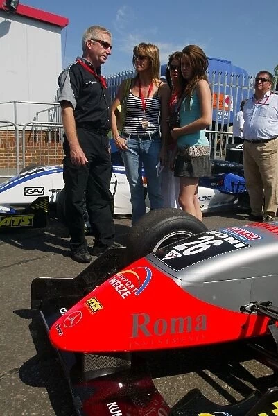 Formula 3 Euroseries: Richard Dutton Fortec Motorsport and some ladies with the car of Yelmer Buurman Fortec Motorsport