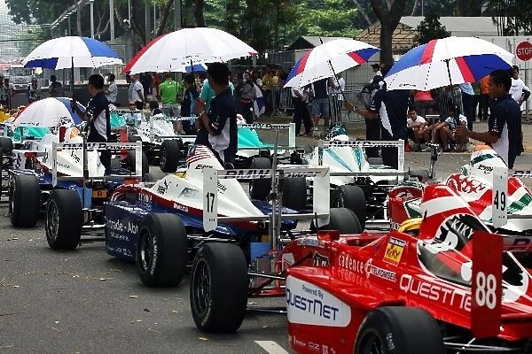 Formula BMW Pacific: Cars in the assembly area