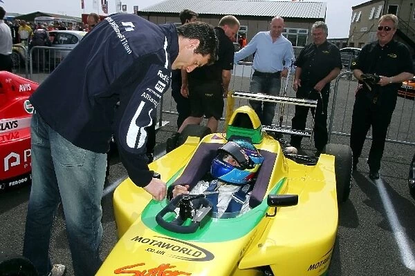 Formula BMW UK Championship: Mark Webber Williams talks with fellow aussie Nathan Antunes Motaworld Racing
