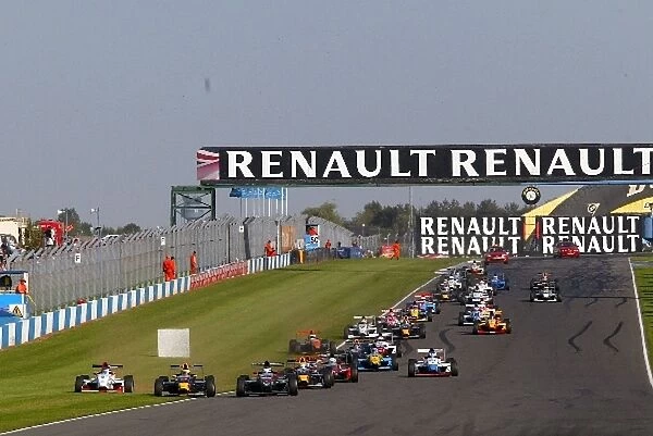 Formula Renault Eurocup: Cars on the Grass at the start of race one