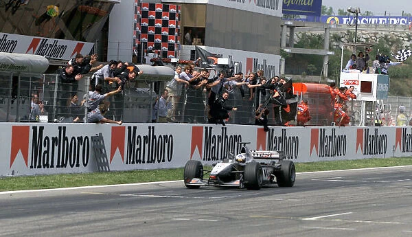 Formula One Spanish Grand Prix David Coulthard finishing 2nd in Spain Barcelona, Spain, 07-05-2000 Pic Steve Etherington  /  LAT Ref: 18 mb Digital. Race