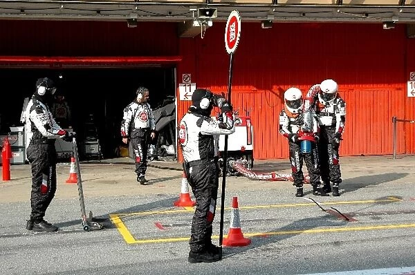 Formula One Testing: BAR mechanics prepare for a practice pitstop