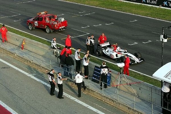Formula One Testing: The car of Enrique Bernoldi BAR Honda 006 breaks down