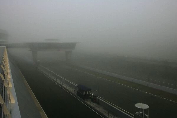 Formula One Testing: Early morning fog prevents running