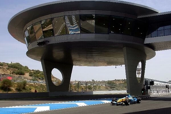 Formula One Testing: Franck Montagny Renault R25 leaves the pits