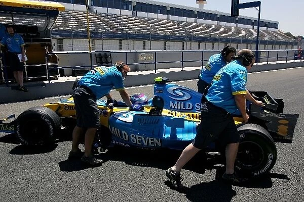 Formula One Testing: Franck Montagny Renault R25 in the pits
