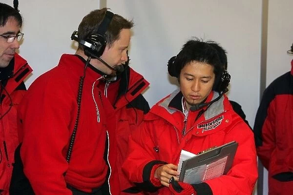 Formula One Testing: Gerry Hughes Super Aguri F1 race engineer talks with a Bridgestone engineer