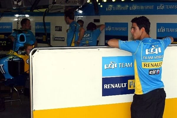 Formula One Testing: Lucas di Grassi watches the preparations for his test for Renault tomorrow