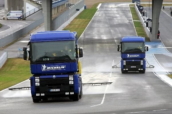Formula One Testing: Michelin tankers make the track wet