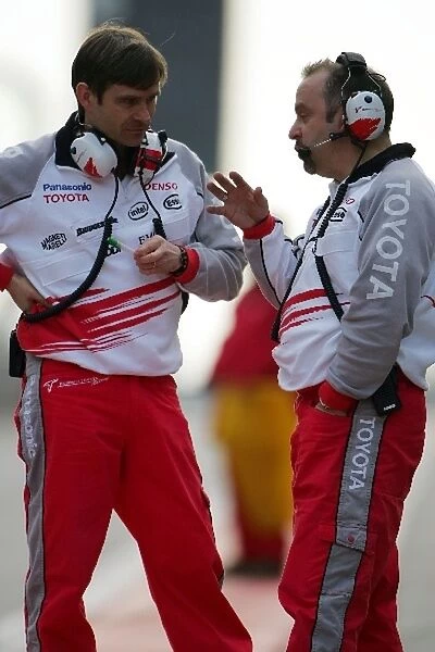 Formula One Testing: Pascal Vasselon Toyota engineer talks with Mike Gascoyne Toyota Technical Director