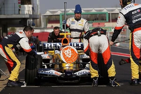 Formula One Testing: Pitstop practice for Nelson Piquet Jr. Renault R28