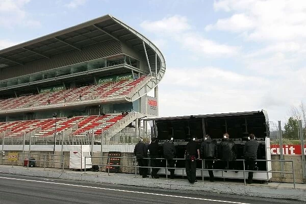 Formula One Testing: Pitwall gantry for Brawn GP