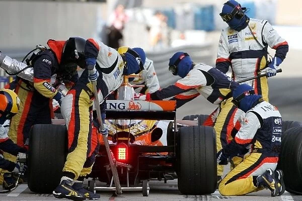 Formula One Testing: Renault practice pit stops