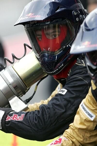 Formula One Testing: Scuderia Toro Rosso mechanic