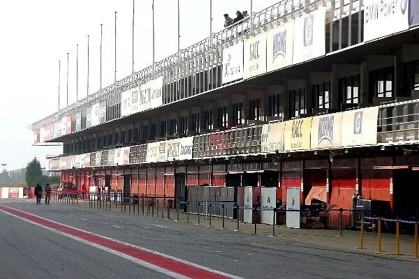 Formula One Testing: Many teams in the pitlane for the first test of the season