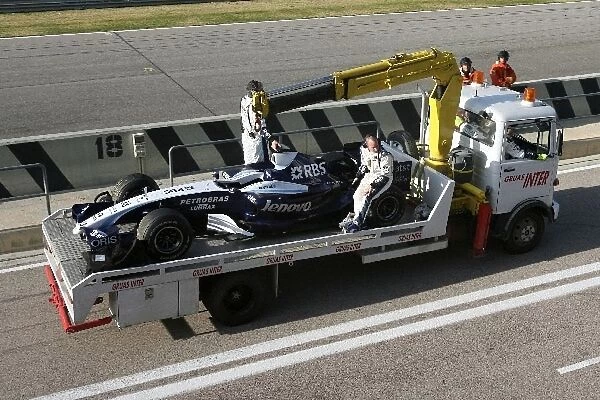 Formula One Testing: The Williams FW29 of Kazuki Nakajima being recoverd to the garage