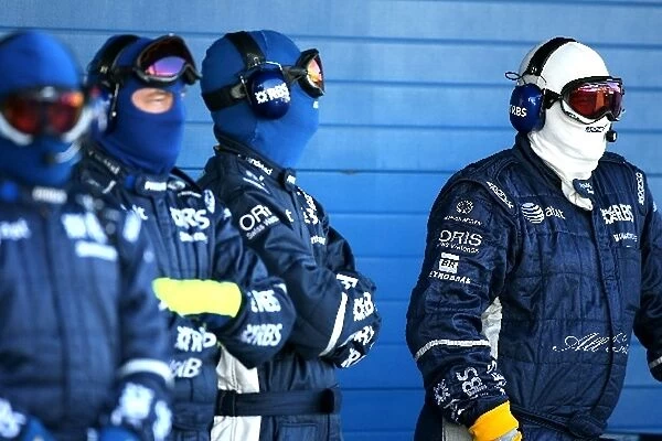 Formula One Testing: Williams pit crew: Formula One Testing, 9 - 13 February 2009, Jerez, Spain