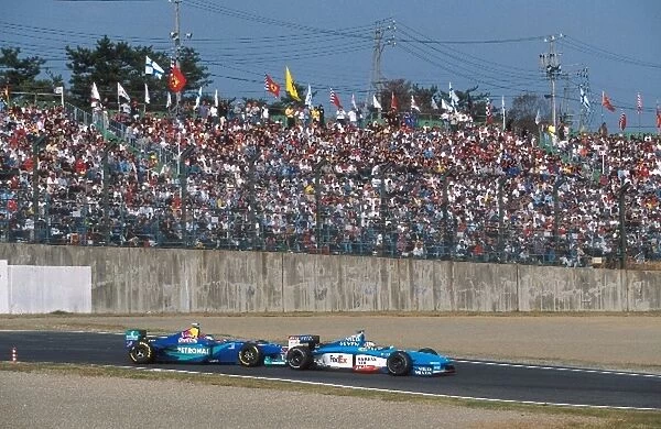 Formula One World Championship: Alex Wurz, Benetton B198 fends off Jean Alesi, Sauber C17