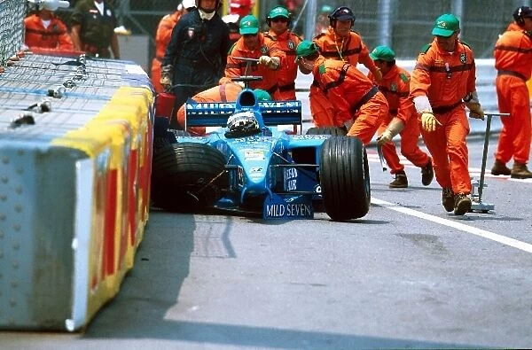 Formula One World Championship: Alexander Wurz Benetton Playlife B200 crashes out of the race