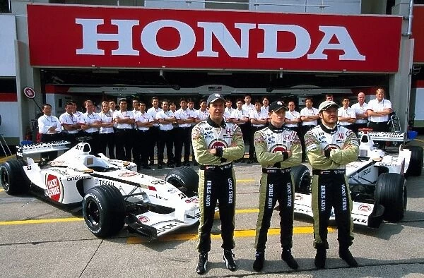 Formula One World Championship: The BAR Honda team gather for an end of season group photograph with drivers: Olivier Panis BAR; Anthony Davidson